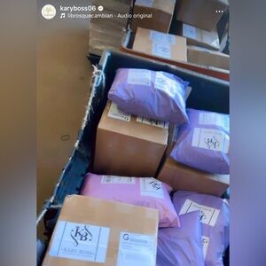 This is a mixed box with new and seasonal clothes so you can continue yoursales